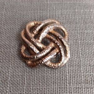 Elegant Gold Knot Scarf Clip